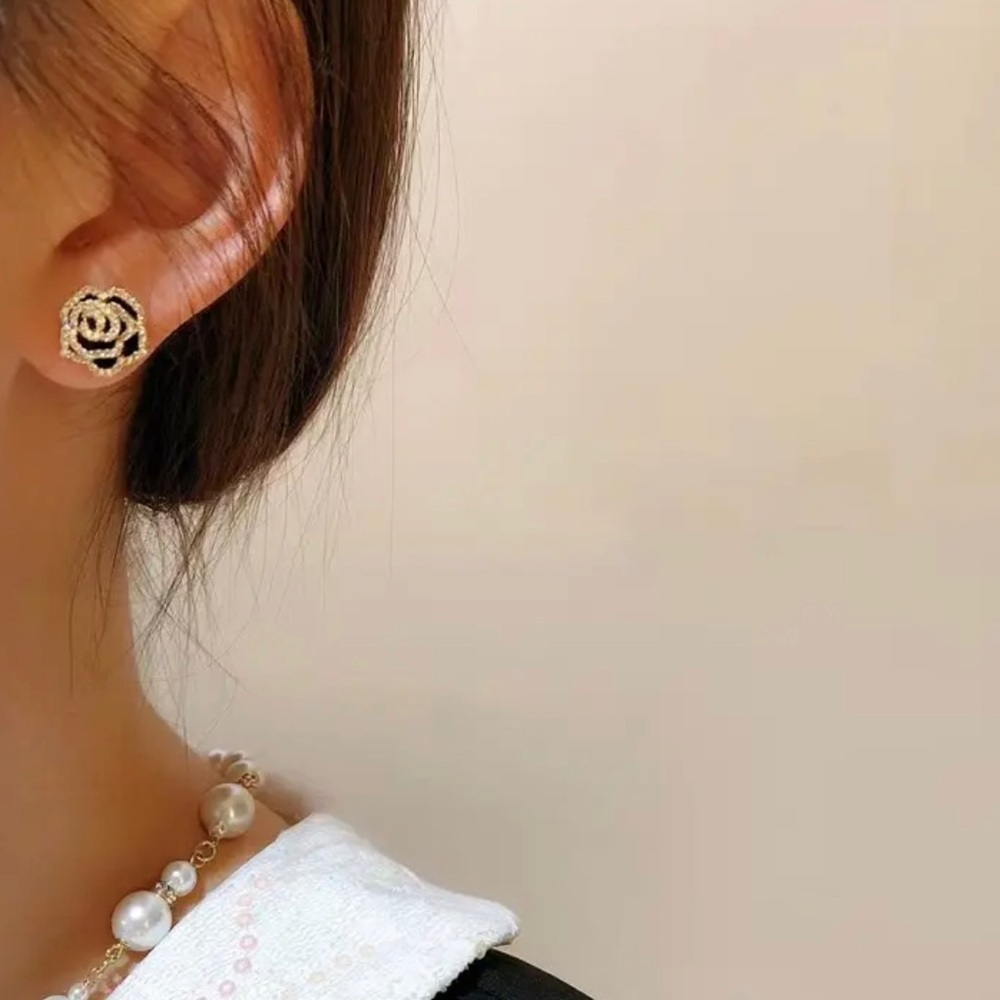 Elegant camellia earrings in black!